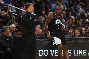 莱昂纳德：我们第四节领先10分被追平 保持优势是需要改进的环节