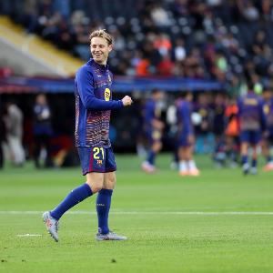 世体:德容和卡萨多欧冠再吃黄牌就要停赛,巴萨快没后腰用了