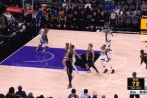 猛!理查德迎着防守人干拔 打进3+0&已砍22分大幅提升生涯新高