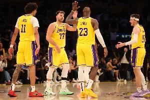 7胜2负!湖人新季已用7套首发 老詹一场未打 东里共同出战了4场